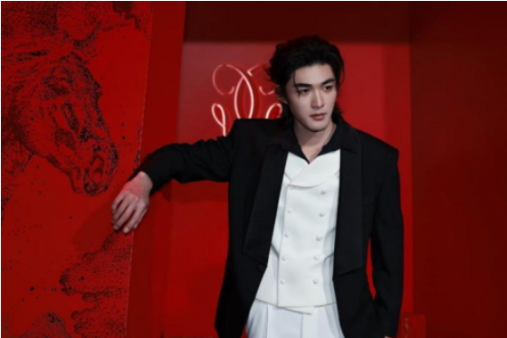 少年初绽：新锐演员周添宇优雅亮相娇兰新年盛典